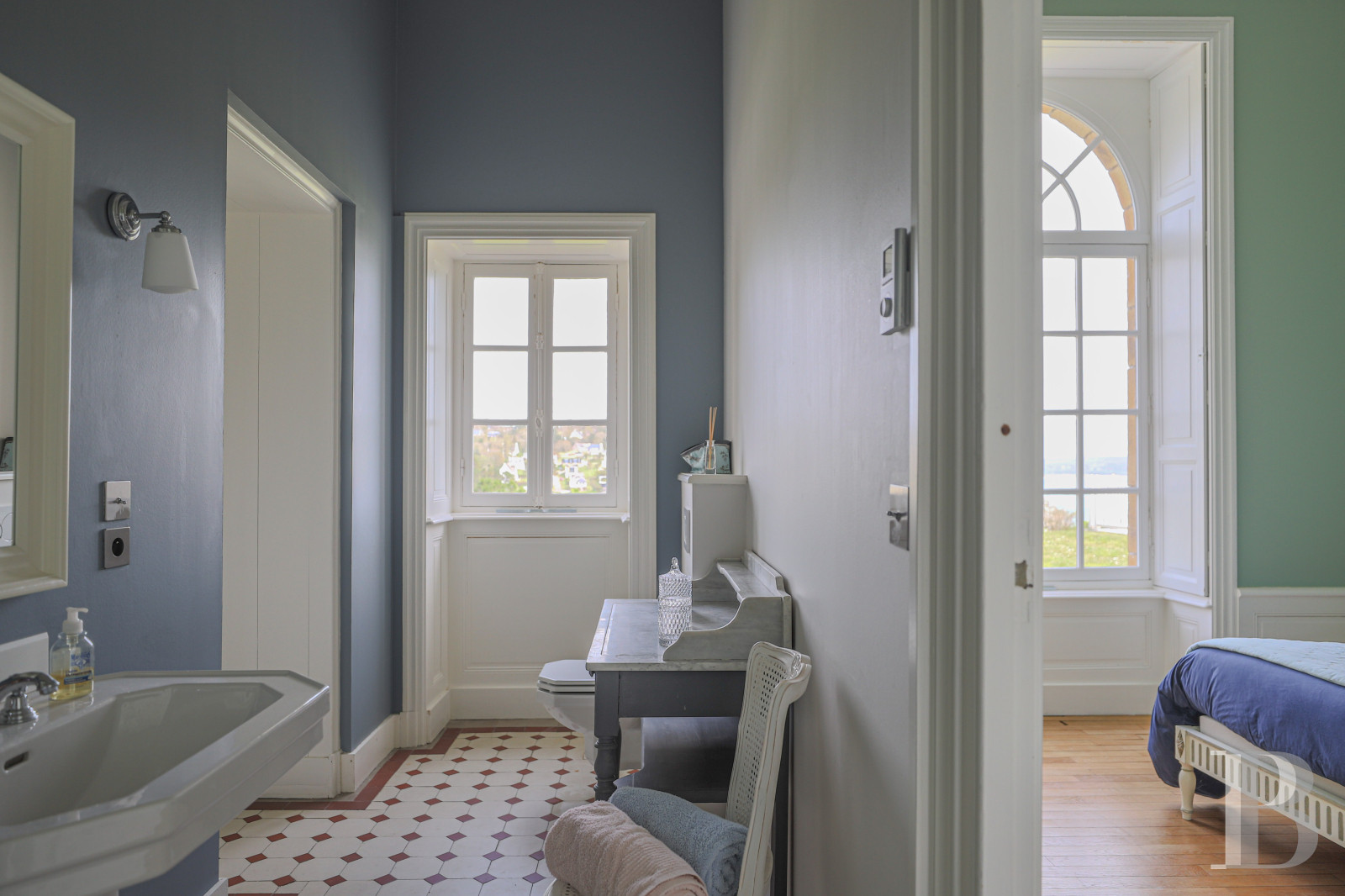 An early 19th century manor house overlooking the Bay of Douarnenez on the Crozon peninsula in Finistère - photo  n°25